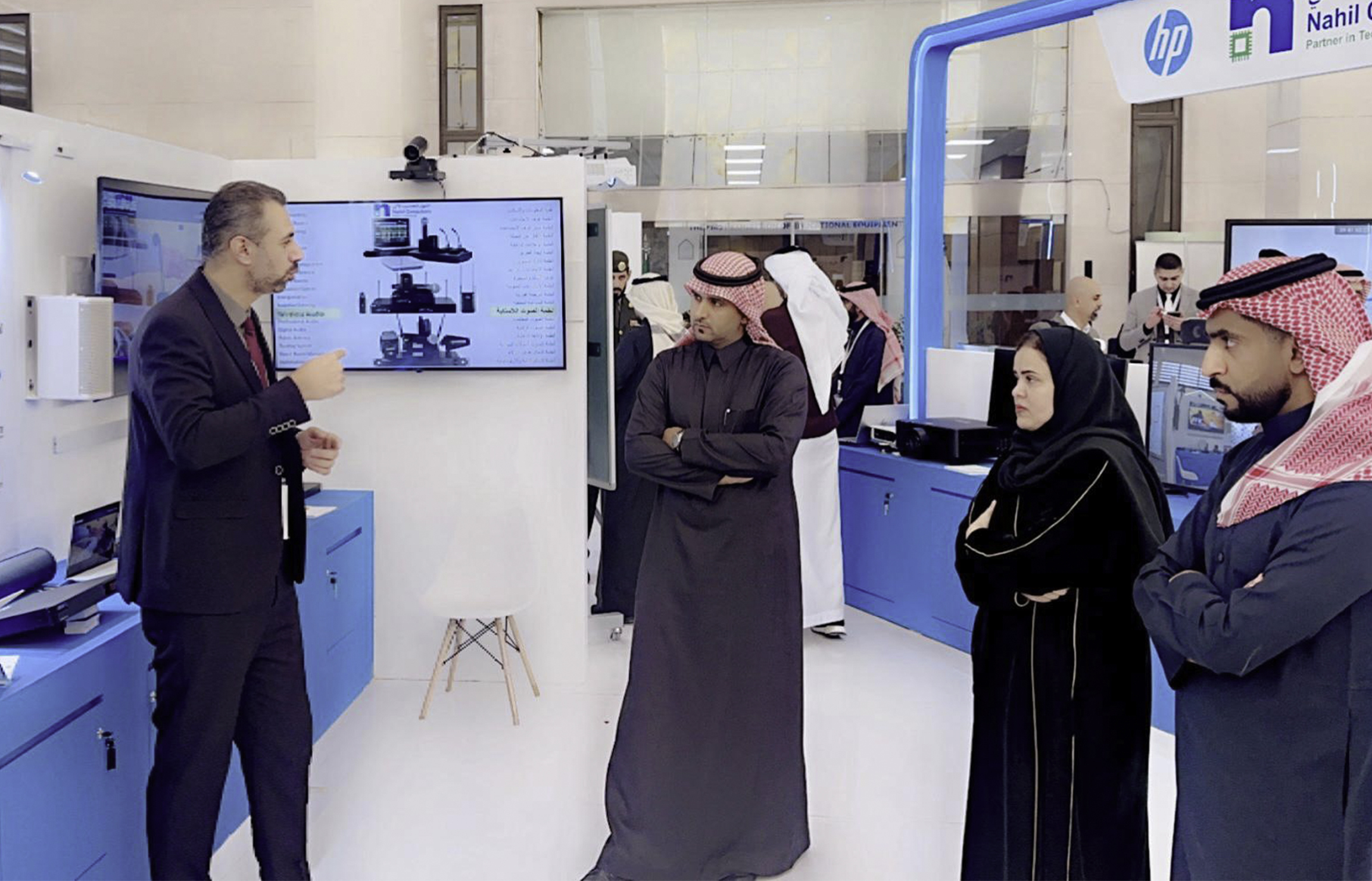 عمادة الخدمات التعليمية تزور المعرض الأول للتجهيزات التعليمية
