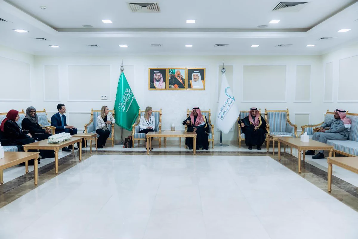 وفد السفارة الأمريكية خلال زيارته لجامعة الأمير سطام وبحث فرص التعاون المشترك