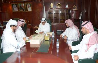 Dr. Al Asimi Discusses the Evaluation Project of Faculty Members and Receives the Publications of Education College at Al Kharj