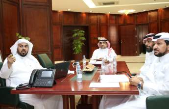 مدير الجامعة يجتمع بأعضاء مجلس إدارة معهد الأمير عبدالرحمن بن ناصر للبحوث