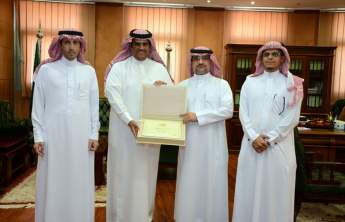Dr. Al Khudairi Receives the Annual Report of the Preparatory Year to the Academic Year 1438/1439H