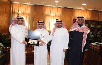 Dr. Khudairi Receives the Annual Report of the Field Training Unit