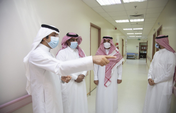 الدكتور مشاري العصيمي يزور مركز اللقاح في المستشفى الجامعي