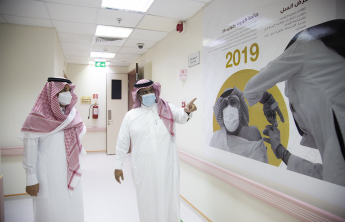 الدكتور مشاري العصيمي يزور مركز اللقاح في المستشفى الجامعي