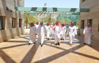 University President Conducts Inspection Tour of Student Housing on Campus